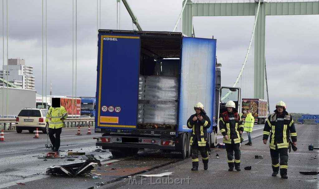 Schwerer LKW VU PKlemm A 4 Rich Olpe auf der Rodenkirchener Bruecke P110.JPG - Miklos Laubert